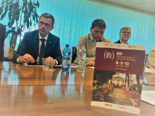 A sinistra Stefano Zannier, assessore regionale alle Risorse agroalimentari e forestali intervenuto 
alla presentazione della 86^ Fiera regionale dei vini di  Buttrio  - Udine 31/05/2018
